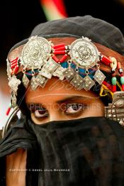 Image du Maroc Professionnelle de  Une jeune fille du désert pose en tenue traditionnelle durant le grand Moussem de Tan Tan. Ce grand rassemblement est organisé dans un site désertique sur lequel la ville de Tan Tan a toujours accueilli la majorité des tribus et des grandes familles nomades du désert lors d'un grand moussem, Samedi 18 septembre 2004. (Photo / Abdeljalil Bounhar)




